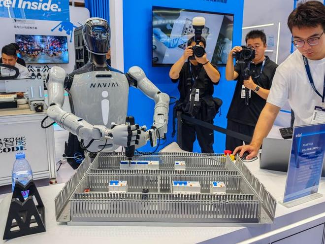 英特尔携合作伙伴闪耀工博会：集中展示多款工业AI落地案例